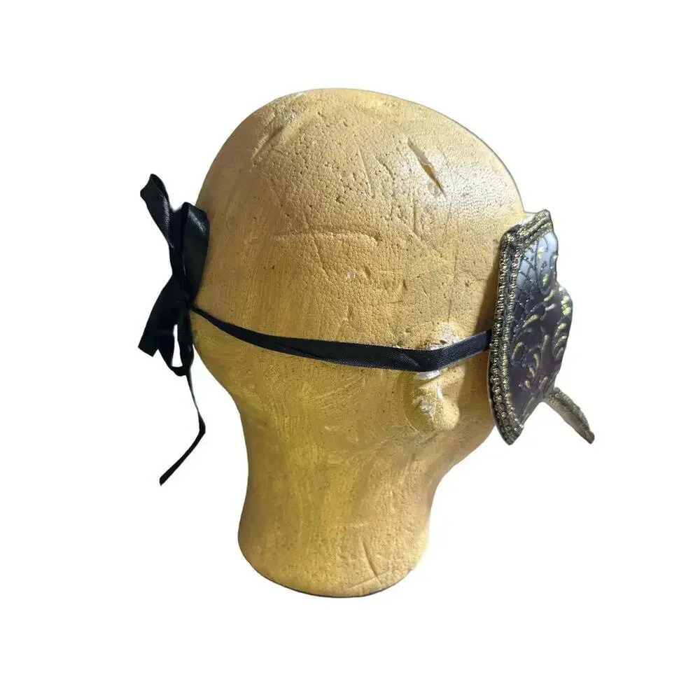 Original Venetian mask in papier-mâché made entirely by hand and decorated by ha